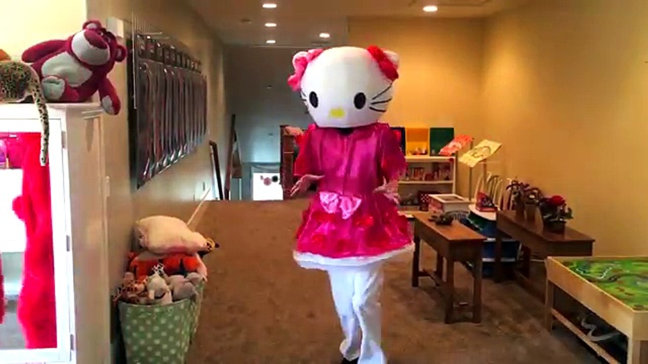 Spatula Girl vs Giant Beetle Bug Victoria & Annabelle Toy Freaks Family