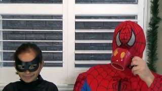 VENOM vs CATWOMAN vs SPIDERMAN Fruit Loops Breakfast Cereal Challenge Superhero Kids in Real Life-TRg