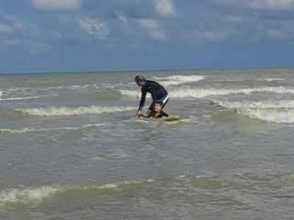 Elouan fait du surf