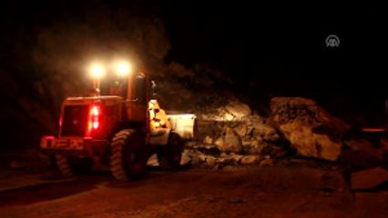 Hakkari-Van Karayoluna Kaya Düştü - Hakkari