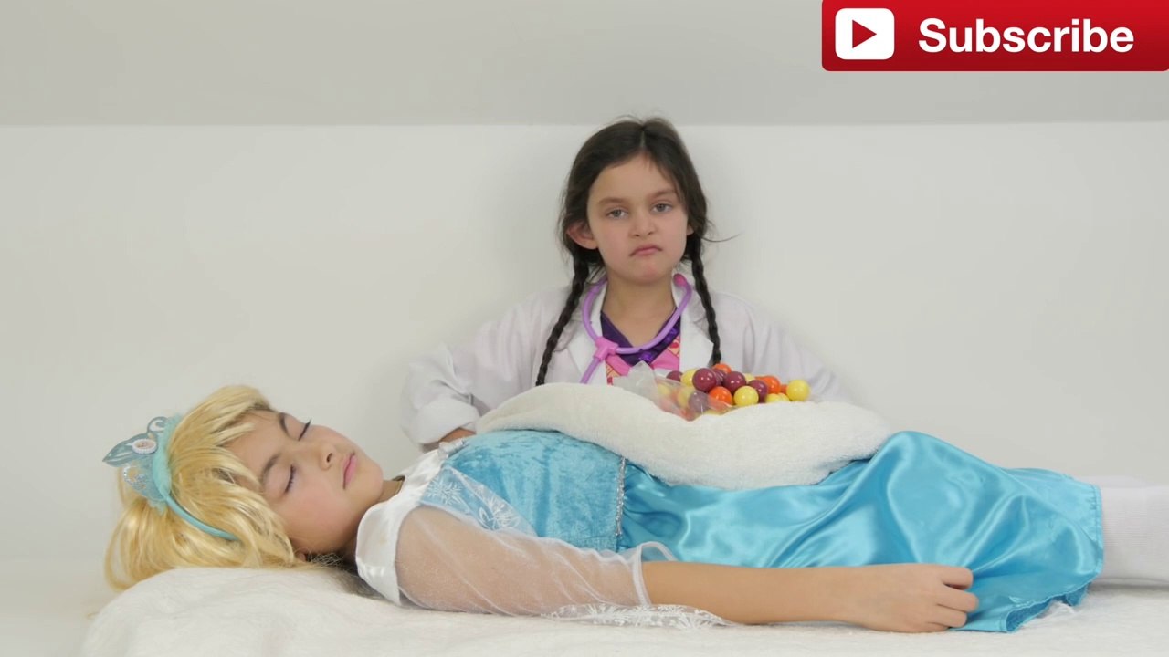 DOC MCSTUFFINS GIVES FROZEN ELSA SURGERY & Bad Baby Dr. FUN TOYS TO SEE Family Video-SxPE