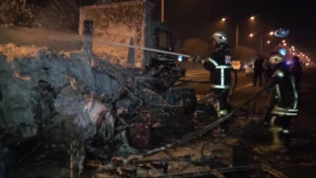 Ev Eşyası Yüklü Kamyon Seyir Halindeyken Alev Alev Yandı