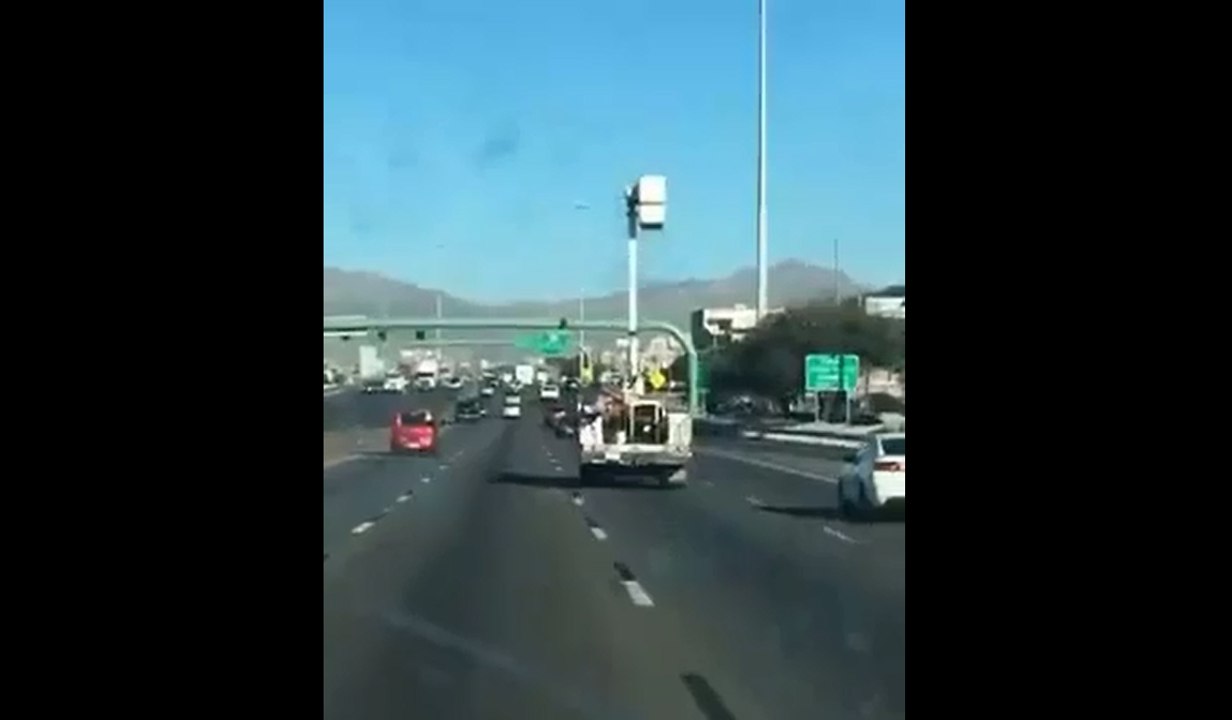 Un homme oublie de descendre la nacelle de son camion.