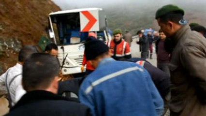 İşçi Servisi, Tomruk Yüklü Kamyona Çarptı: 2 Ölü 1'i Ağır 24 Yaralı