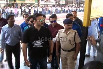 Bollywood Actor Vivek Oberoi Travel In Local Train