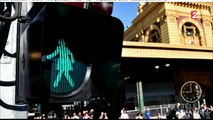 À Melbourne, les femmes remplacent les hommes aux feux de signalisation