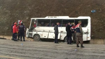İşçi Servisi, Tomruk Yüklü Kamyona Çarptı: 2 Ölü 1'i Ağır 24 Yaralı