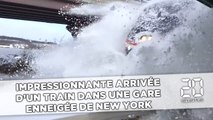 L'impressionnante arrivée d’un train dans une gare remplie de neige aux États-Unis