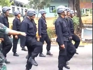 Baris berbaris ternyata tidak mudah bagi orang ini