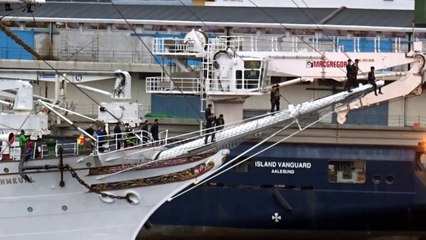 Les marins du voilier Statsraad Lehmkuhl chantent en rentrant au port