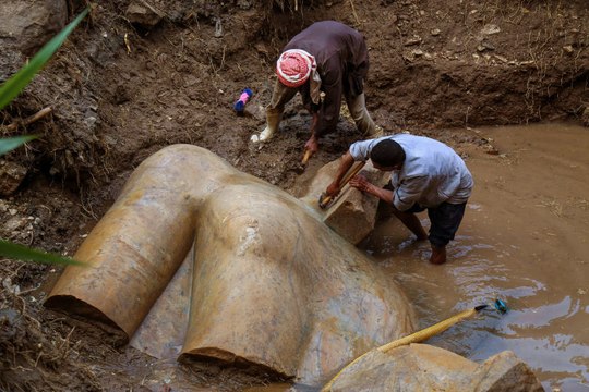 Archaeologists discover massive statue in Egyptian slum