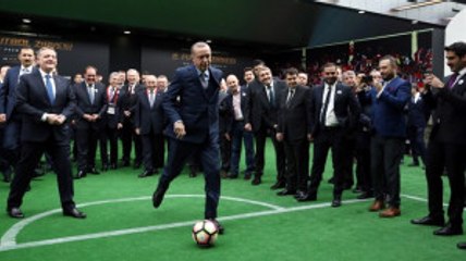 Erdoğan, Dünyaca Ünlü Yıldız Marcel Desailly'e Penaltı Golü Attı