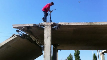 Un ouvrier pas tres futé! FAIL...