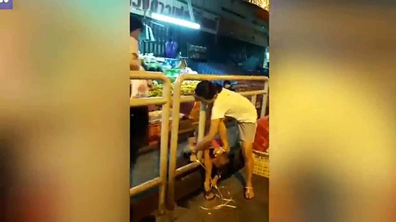 Para castigar o filho, atou-o ao corrimão e ao mesmo tempo pisava-lhe a cabeça