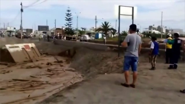 Une femme émerge des coulées de boue au Pérou