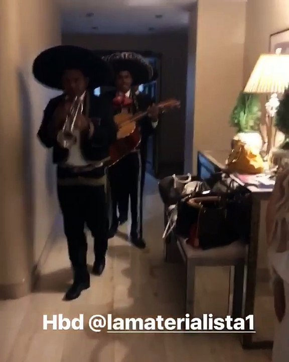 MARIACHIS PARA LA MATERIALISTA