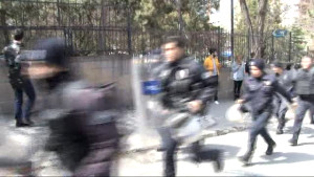 Ankara Üniversitesinde "Öcalan'a İdam" Pankartı Asan Öğrencilere Karşıt Görüşlü Öğrenciler Saldırdı