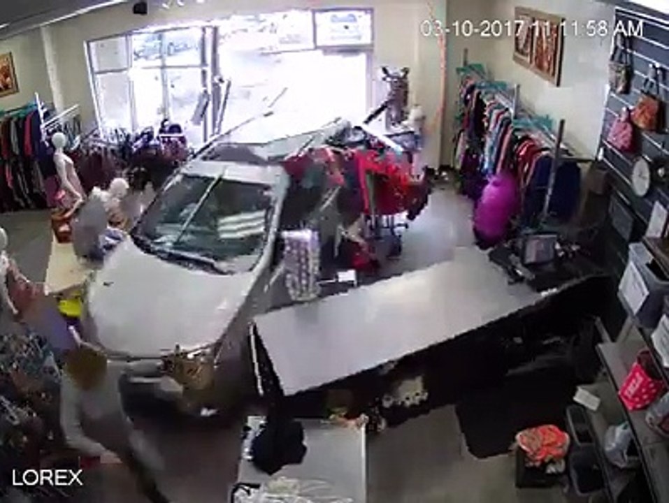 سيارة 4X4 تقتحم محل تجاري للملابس .