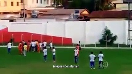 un arbitre dégaine un pistolet en plein match !