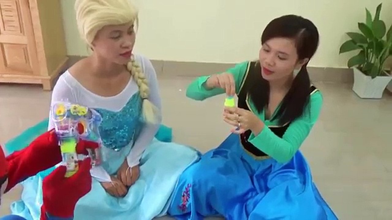 Человек-паук против замороженные elsa порыбачить Дори Немо Бэтмен, Анна и Джокер! Забавный супергерой в реальной