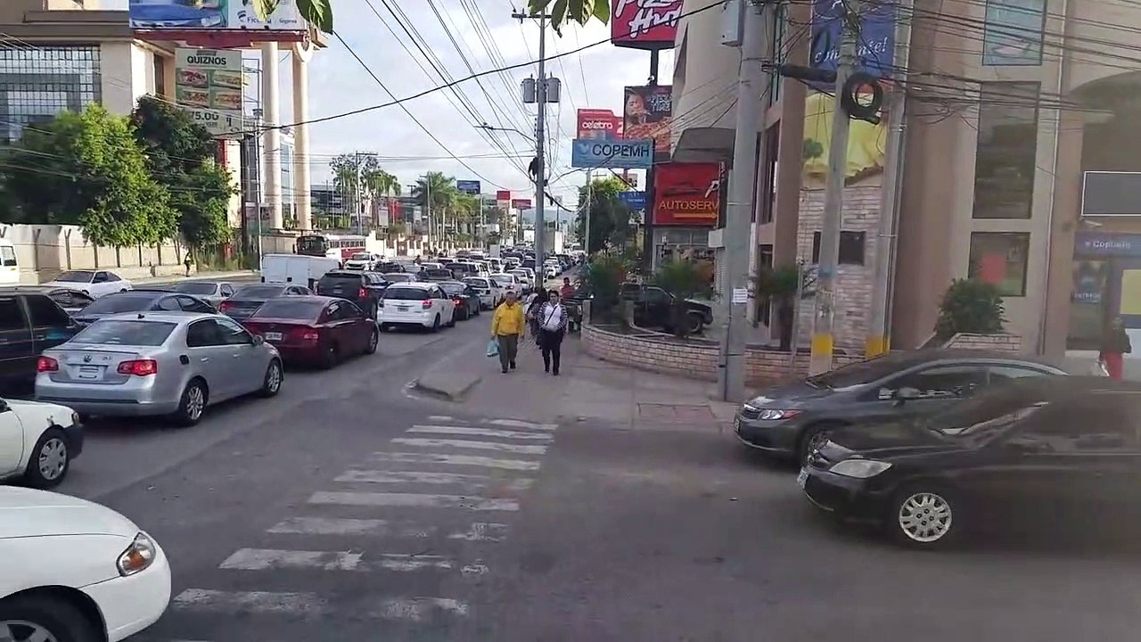 Des piétons marchent sur une voiture pour traverser