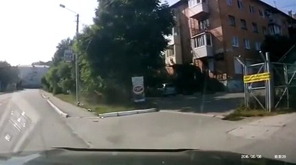 Un motard double une voiture par la droite et c'est une mauvaise idée !