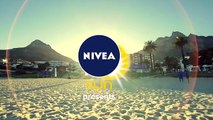 Nivea installe un toboggan à crème solaire sur une plage et vaporise de la crème à vos bambins