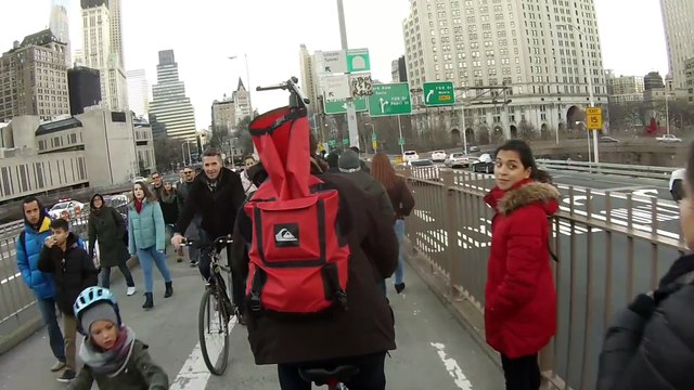 Voila comment pousser les piétons sur une piste cyclable