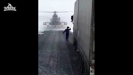 Au Kazakhstan un pilote d'hélicoptère se pose sur la route pour demandé son chemin