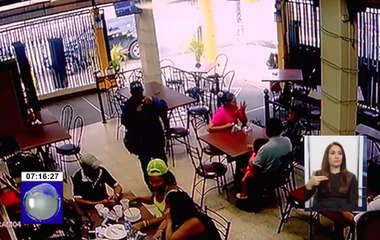 Cámara de seguridad capta en instante en que asambleísta electa es asaltada en Guayaquil