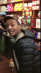 Cet idiot fait chier des policiers pendant leur pause !