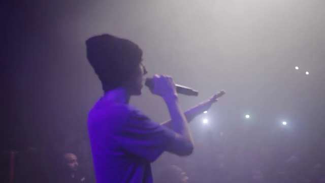 Inviter un fan sur scène qui rape mieux que le rappeur !!