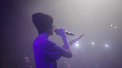 Inviter un fan sur scène qui rape mieux que le rappeur !!