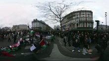 Images panoramiques de la foule rassemblée pour la marche contre les violences policières à Paris