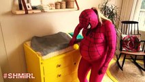 Розовый Человек-паук беременных против человека-паука в реальной жизни! Супергеройское кино удовольствие. ИРЛ SHMIRL