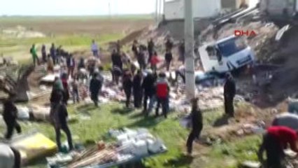Şanlıurfa Suruç'ta Devrilen Tır'daki Yiyecekler Yağmalandı