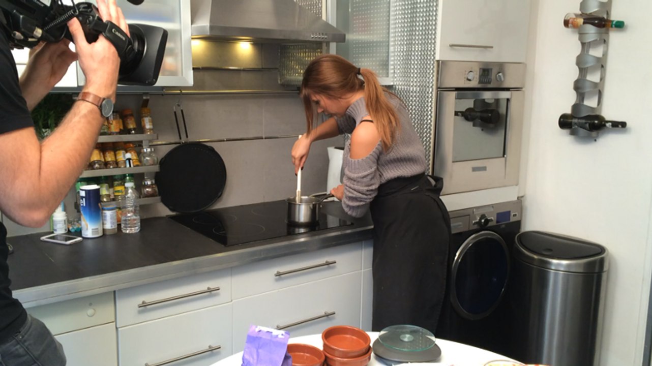 Maëva prépare ses desserts pour Un dîner presque parfait