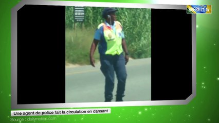 Une agent de police fait la circulation en dansant