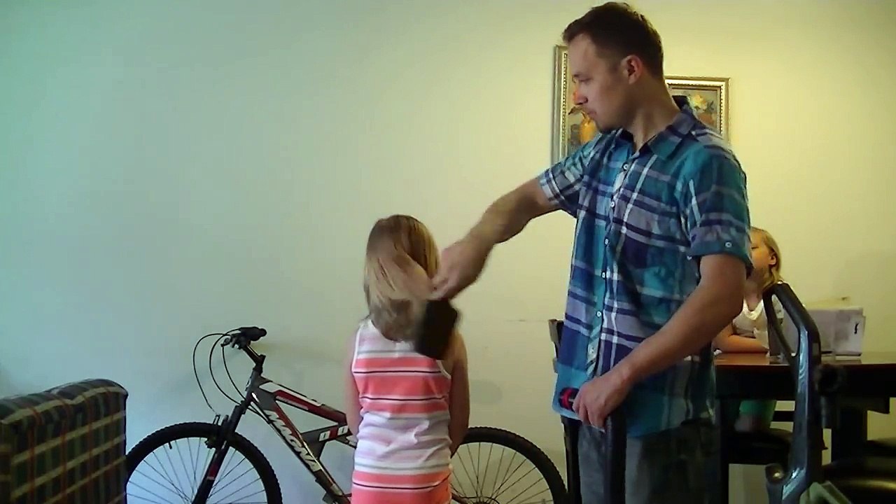 Dad Makes Perfect Ponytail With Vacuum Cleaner In 5 Seconds