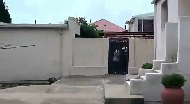 En Afrique du Sud, des voleurs ont été pris la main dans le sac par la propriétaire de la maison. Drôle de scène…