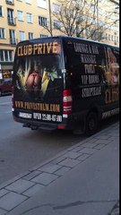 Un enfant à vélo est déconcentré par une pub