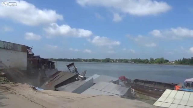Cette rivière en crue va engloutir 19 maisons d'un coup... Terrifiant