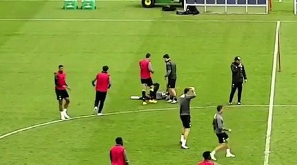 John Terry manda bolada a Moses e este caiu "redondo"