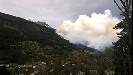 Un important feu de foret fait rage dans le Queyras