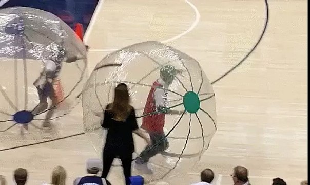 La mascotte vient au secours de cet enfant !