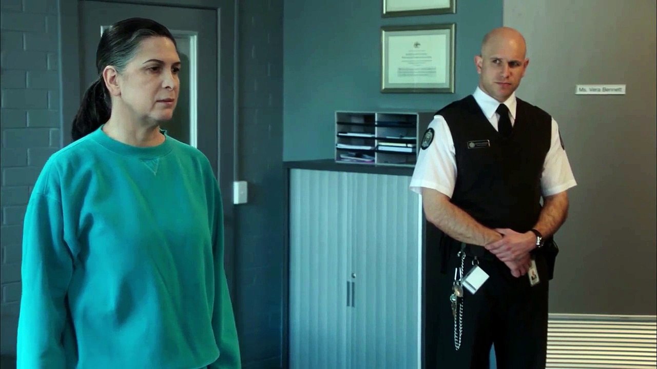 Wentworth S04E03 - Ferguson in the exercise yard