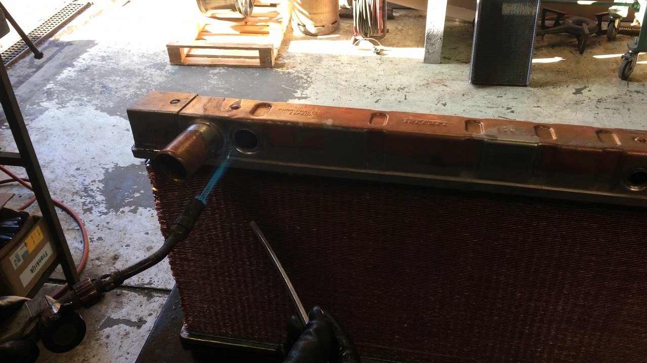 Soudure d'une boîte de radiateur d'une Ferrari Mondial. Proradia spécialiste des radiateurs automobiles en Normandie