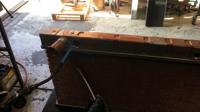 Soudure d'une boîte de radiateur d'une Ferrari Mondial. Proradia spécialiste des radiateurs automobiles en Normandie