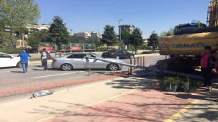 Maltepe Sahilde Devrilen Direk Otomobilin İçerisine Girdi