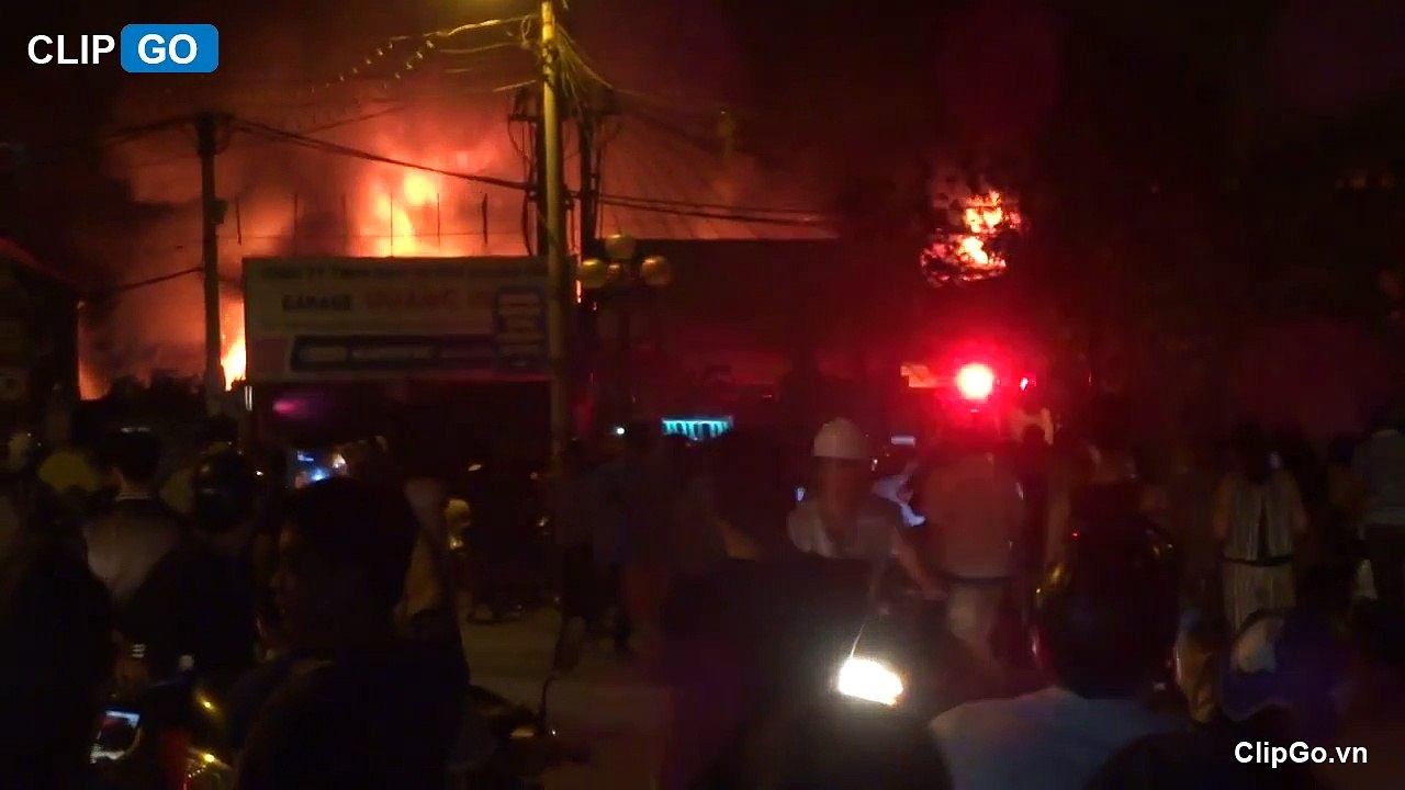 Cháy lớn tại một gara ô tô ở Hà Đông giữa